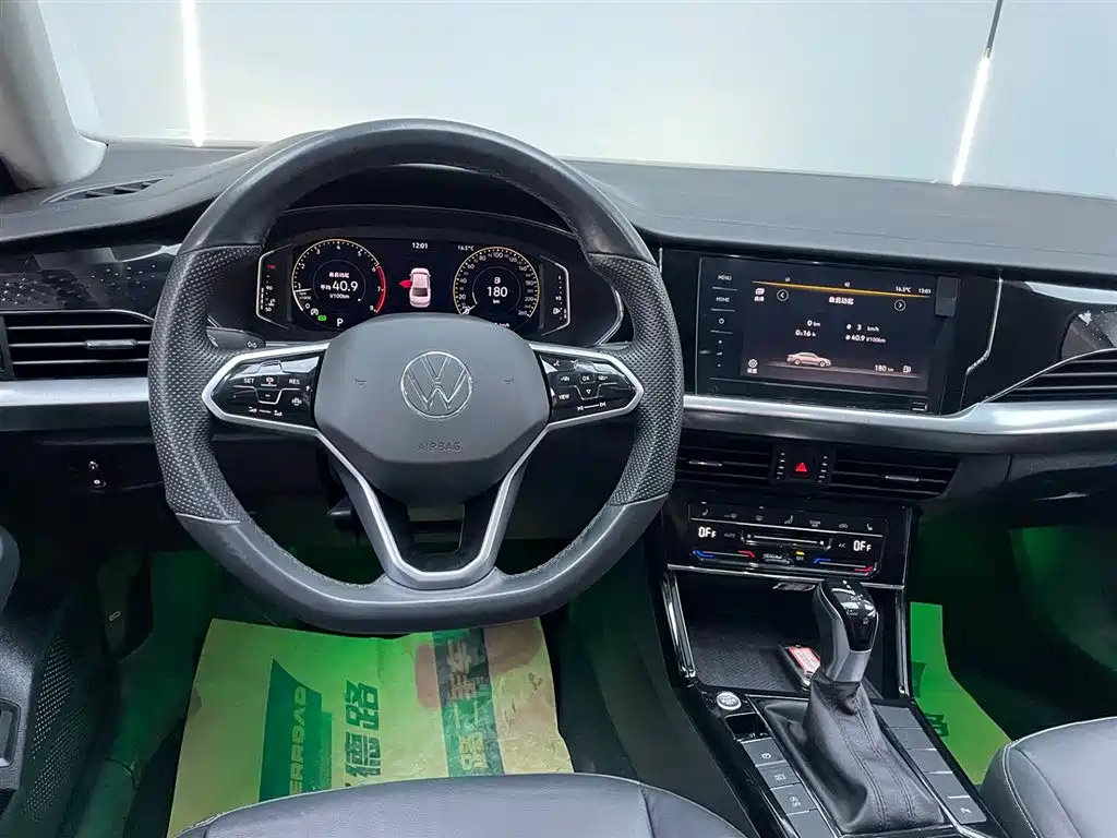 VOLKSWAGEN PASSAT 2023