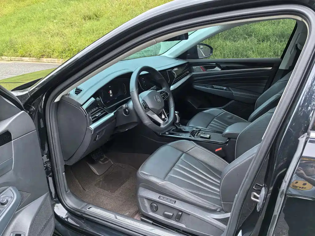 VOLKSWAGEN PASSAT 2023