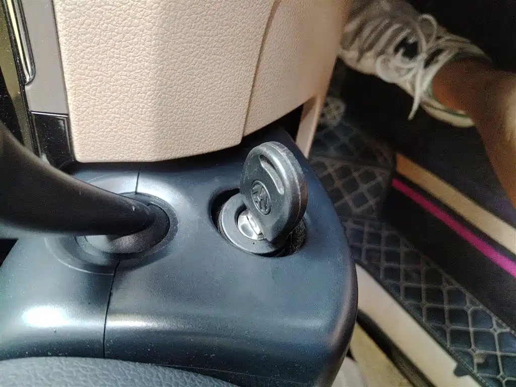 VOLKSWAGEN BORA 2015