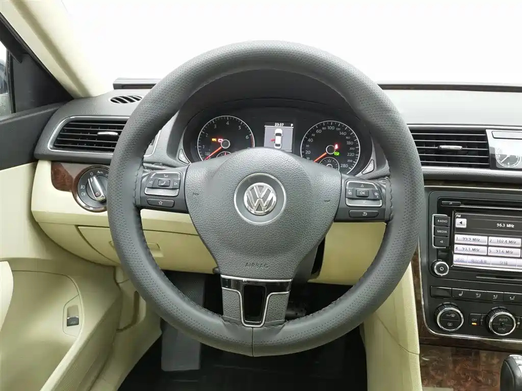 VOLKSWAGEN PASSAT 2013