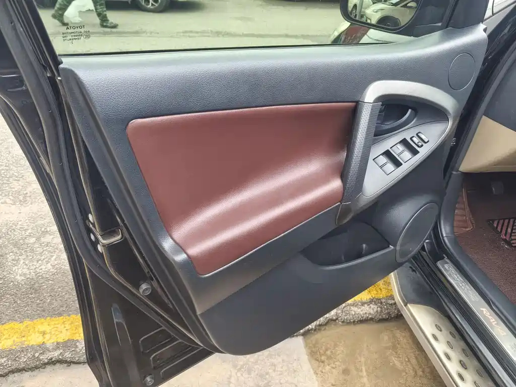 TOYOTA RAV4 RONGFANG 2013