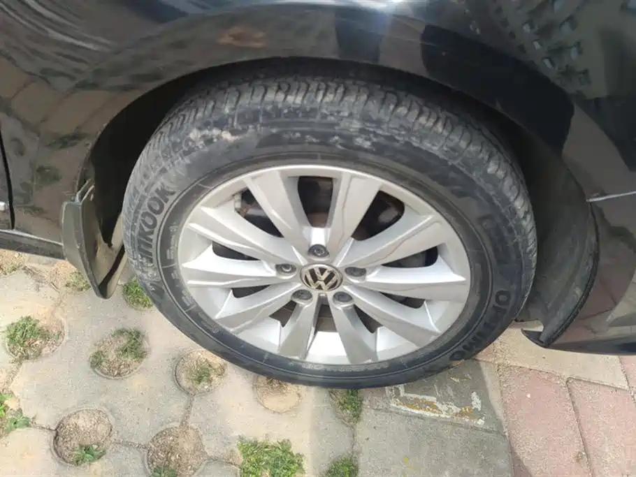 VOLKSWAGEN SAGITAR 2015