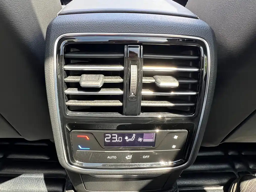VOLKSWAGEN MAGOTAN 2023