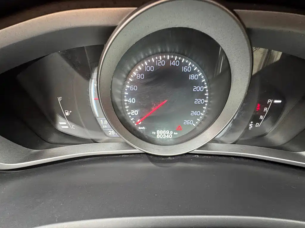 VOLVO V40 2016