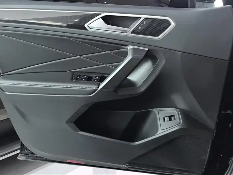 VOLKSWAGEN TIGUAN L 2023