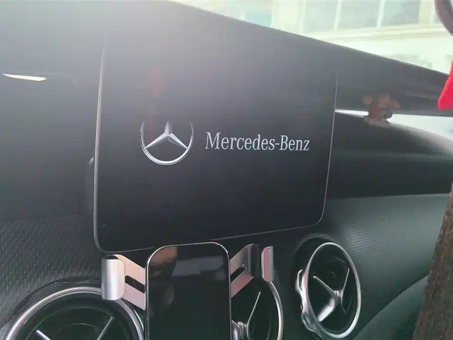MERCEDES BENZ GLA 2018