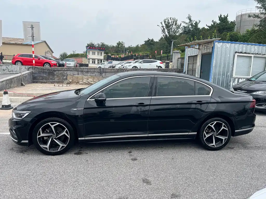 VOLKSWAGEN MAGOTAN 2023