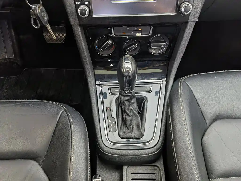VOLKSWAGEN BORA 2013