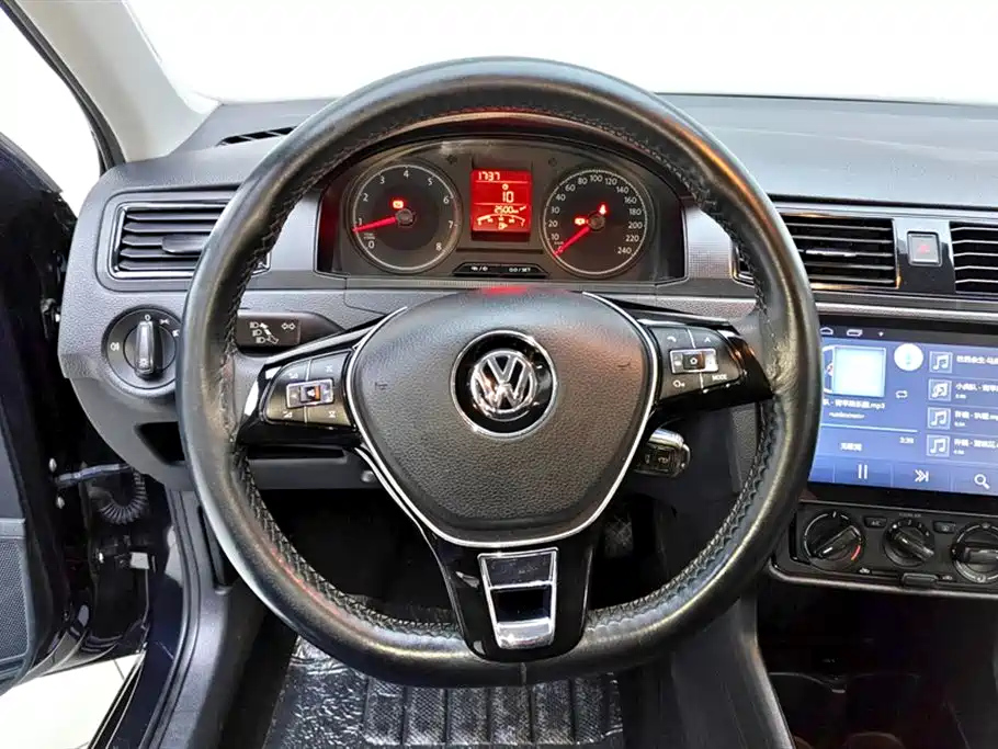 VOLKSWAGEN SANTANA 2017
