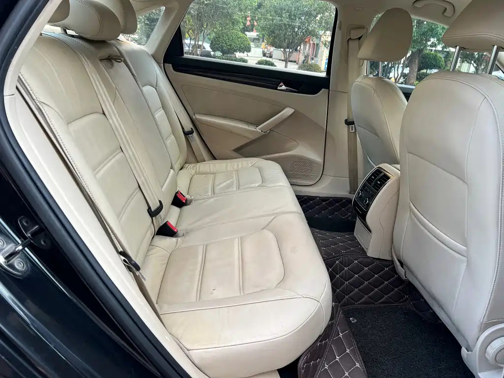 VOLKSWAGEN PASSAT 2011