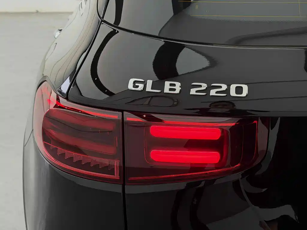 MERCEDES BENZ GLB 2025