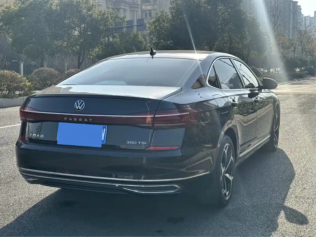 VOLKSWAGEN PASSAT 2024