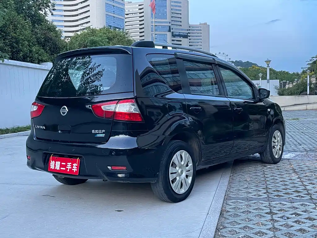NISSAN LIVINA 2013