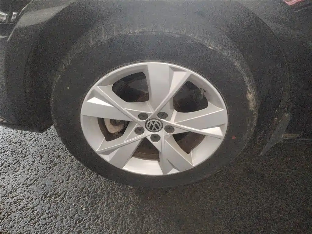 VOLKSWAGEN BORA 2015
