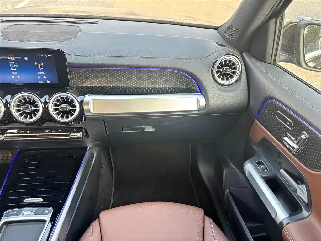 MERCEDES BENZ GLB 2025