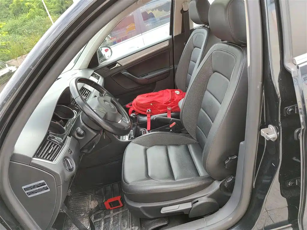 VOLKSWAGEN BORA 2015