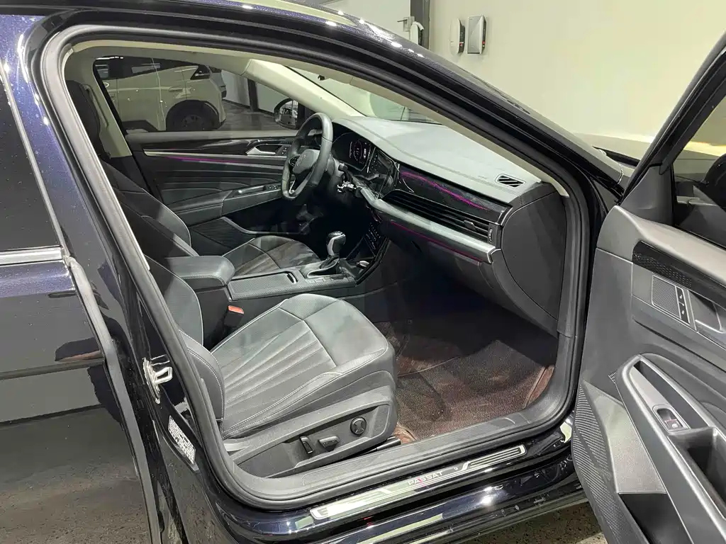 VOLKSWAGEN PASSAT 2024