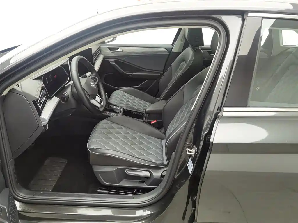 VOLKSWAGEN SAGITAR 2022