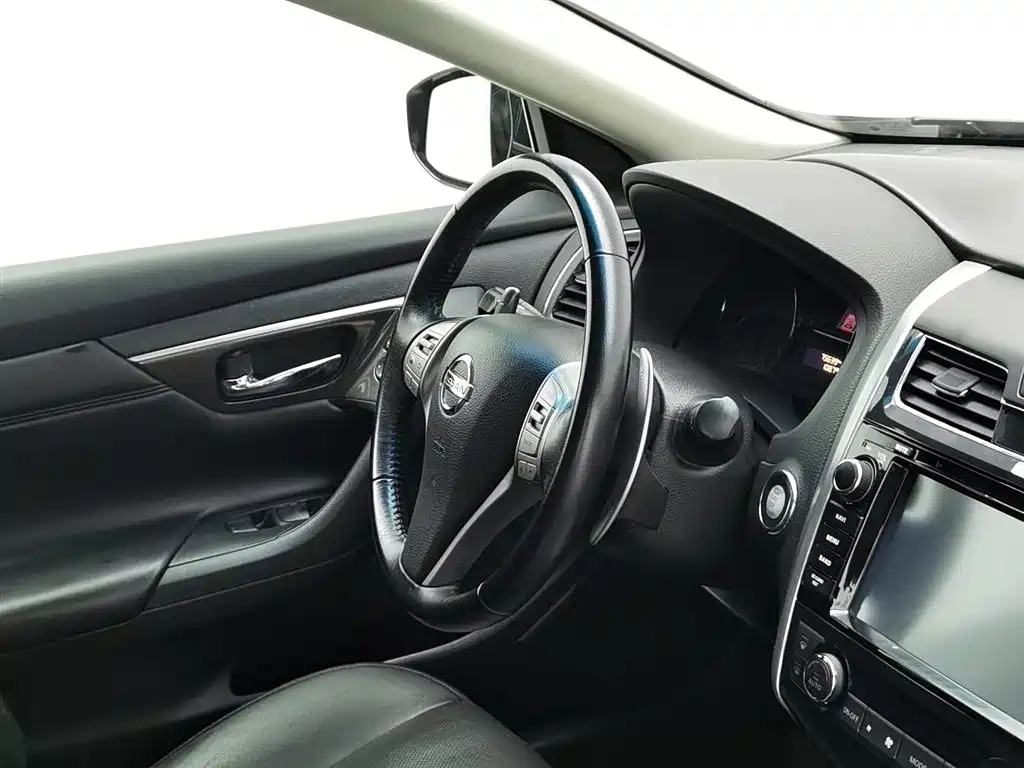 NISSAN TEANA 2015