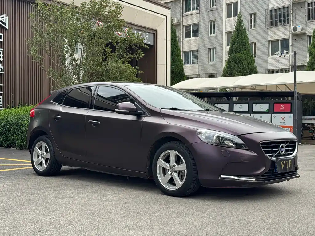 VOLVO V40 2016
