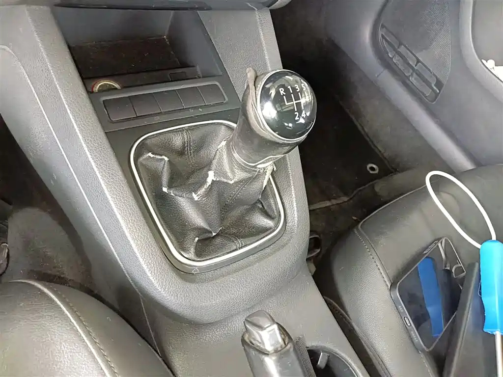 VOLKSWAGEN SAGITAR 2014