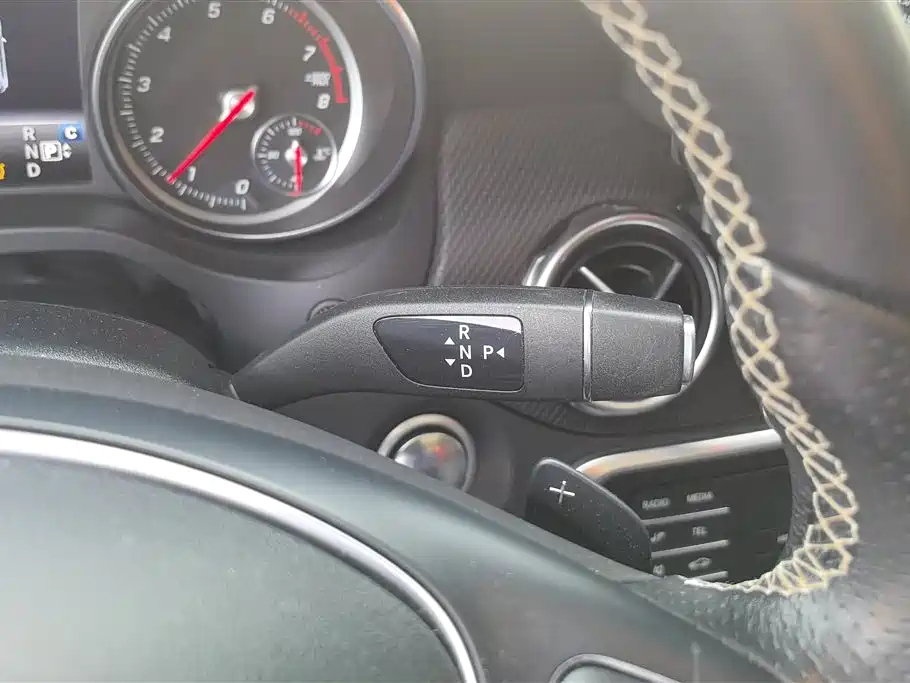 MERCEDES BENZ GLA 2018