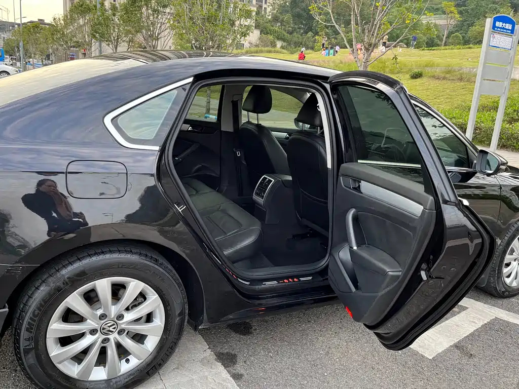 VOLKSWAGEN PASSAT 2012