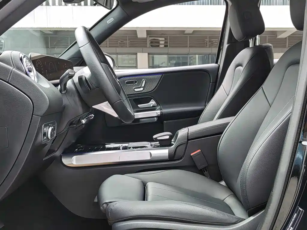 MERCEDES BENZ GLB 2023
