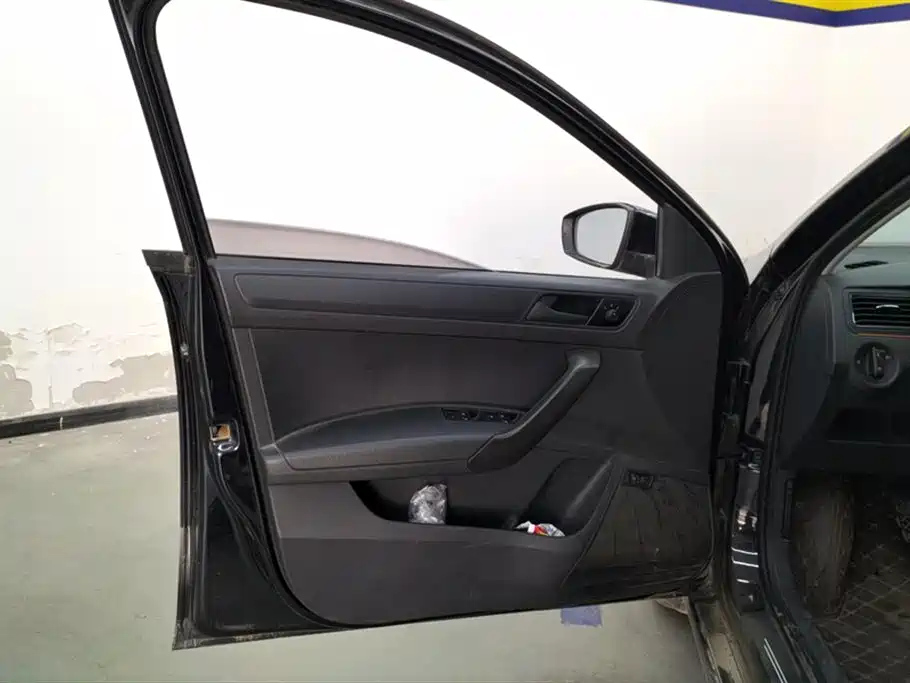 VOLKSWAGEN SANTANA 2017