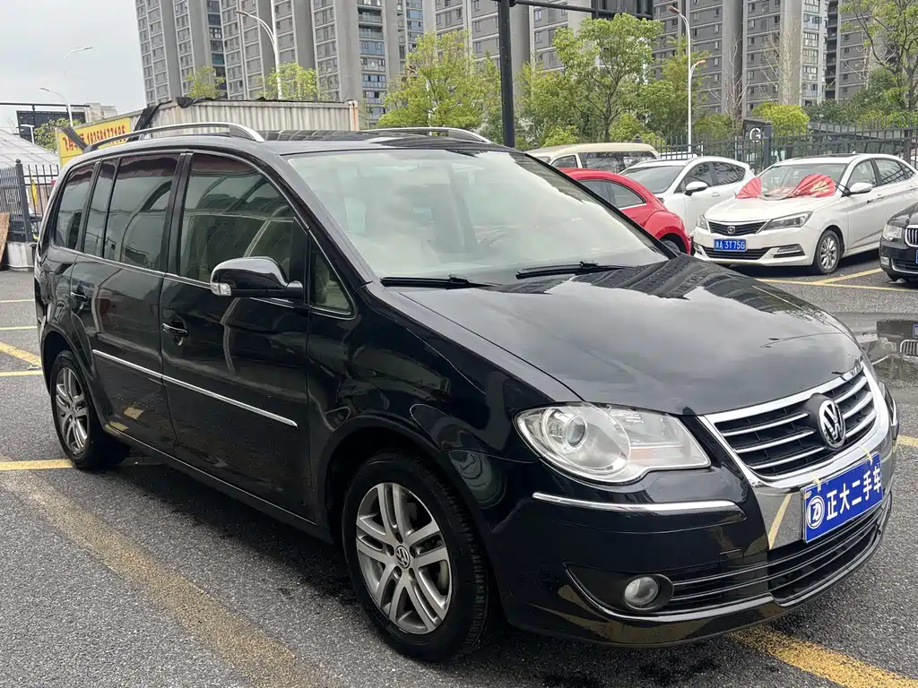 VOLKSWAGEN TOURAN 2010