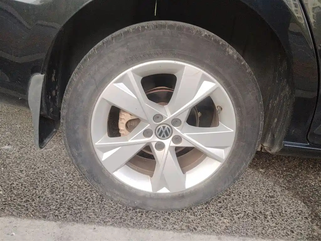 VOLKSWAGEN BORA 2015