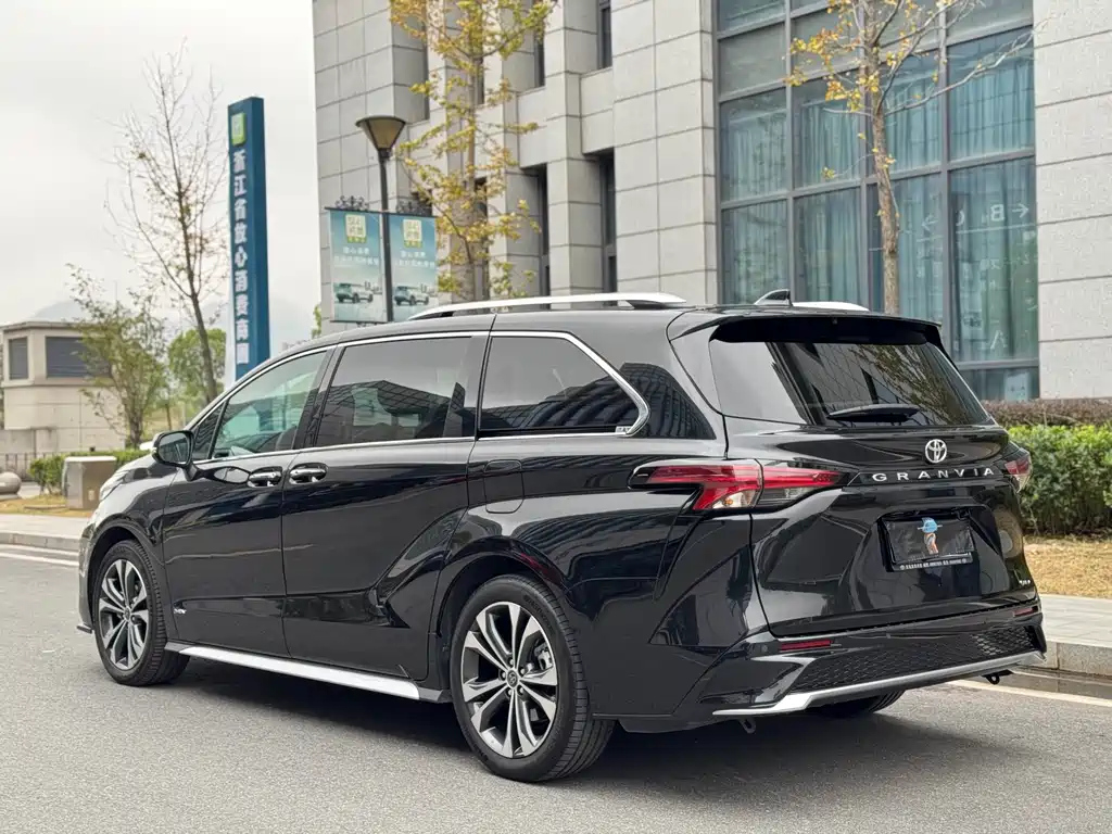 TOYOTA GRANVIA 2025
