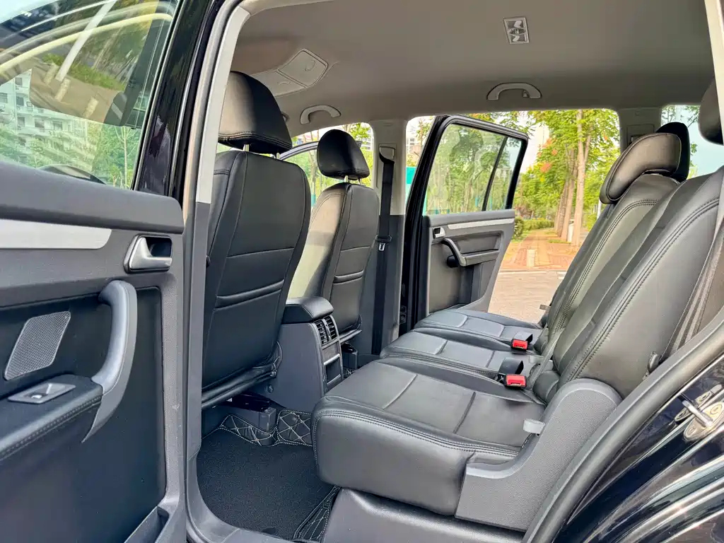 VOLKSWAGEN TOURAN 2015