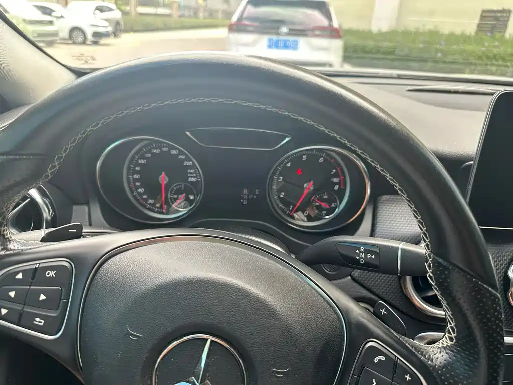 MERCEDES BENZ GLA 2018