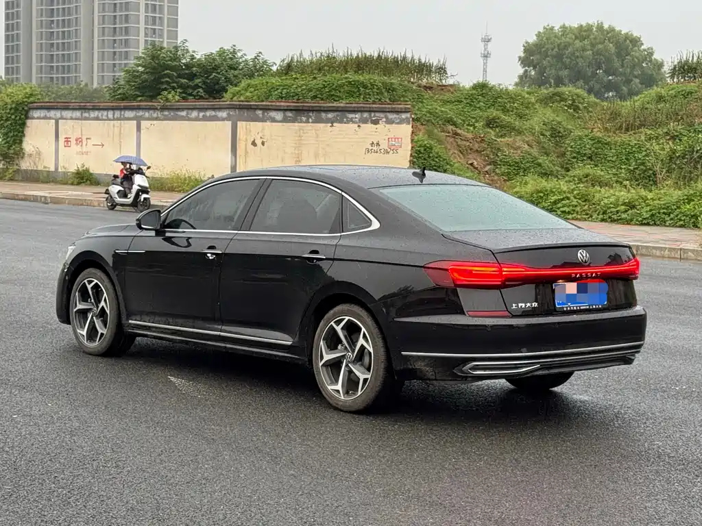 VOLKSWAGEN PASSAT 2024