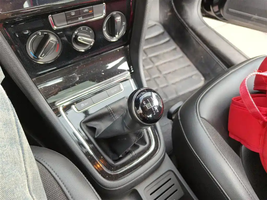VOLKSWAGEN BORA 2015