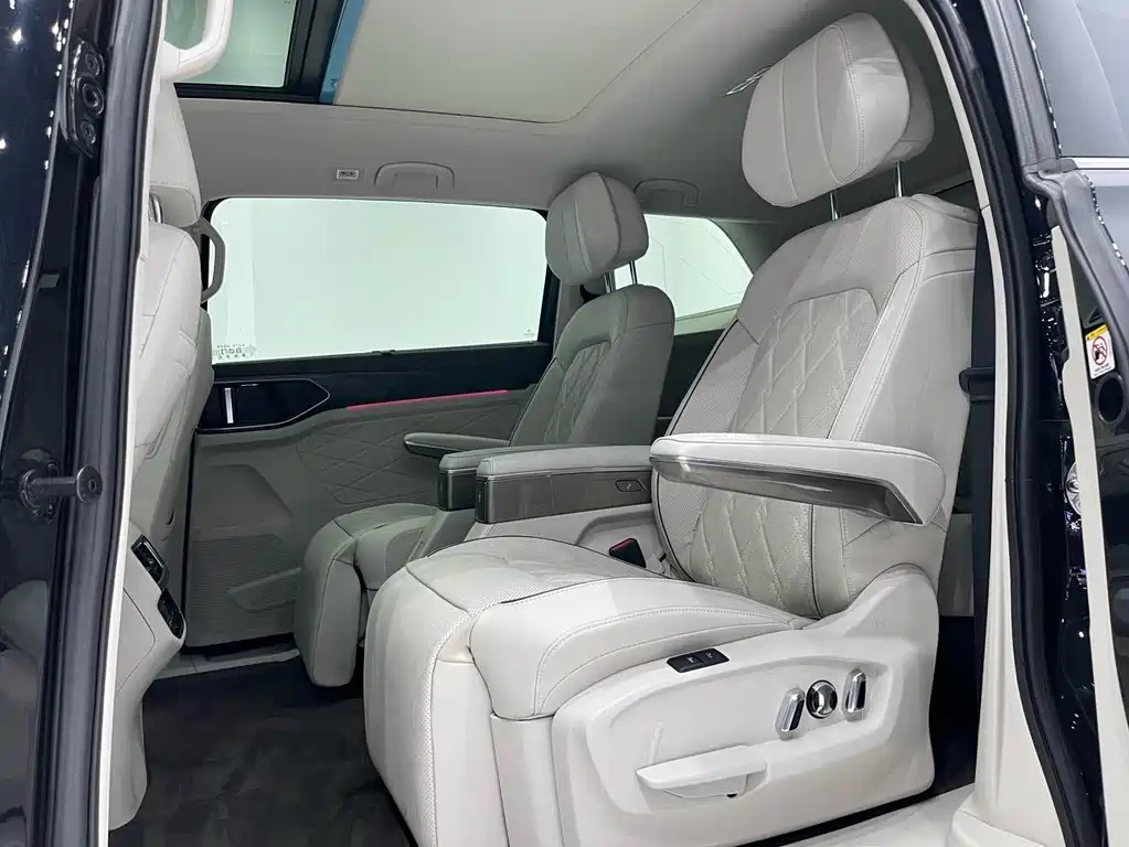 VOLKSWAGEN VILORAN 2023