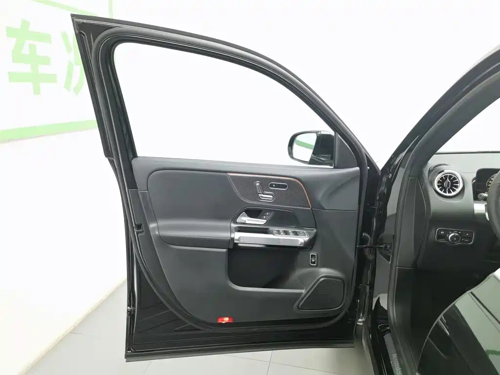 MERCEDES BENZ GLB 2023