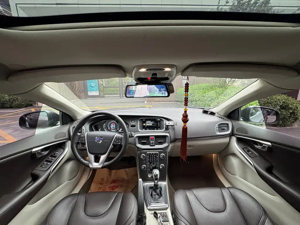 VOLVO V40 2016