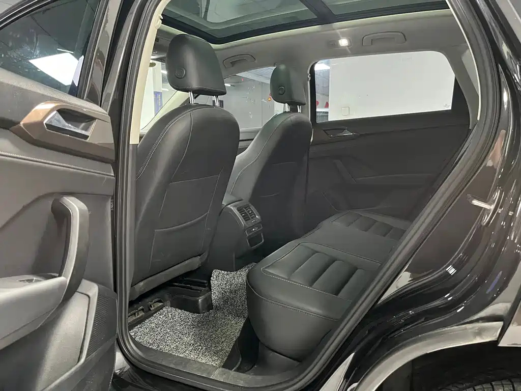 VOLKSWAGEN THARU 2021