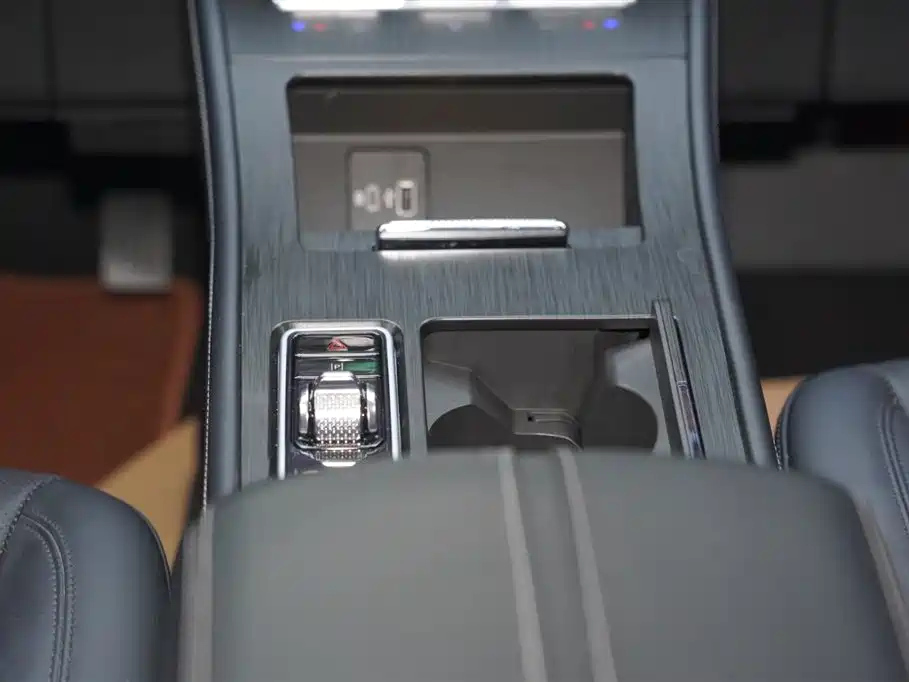 LINCOLN ADVENTURER 2024