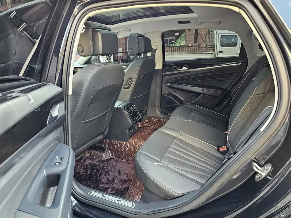 VOLKSWAGEN PASSAT 2024