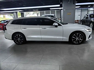 VOLVO V60  2021 YEAR B4  DELUXE EDITION 2021