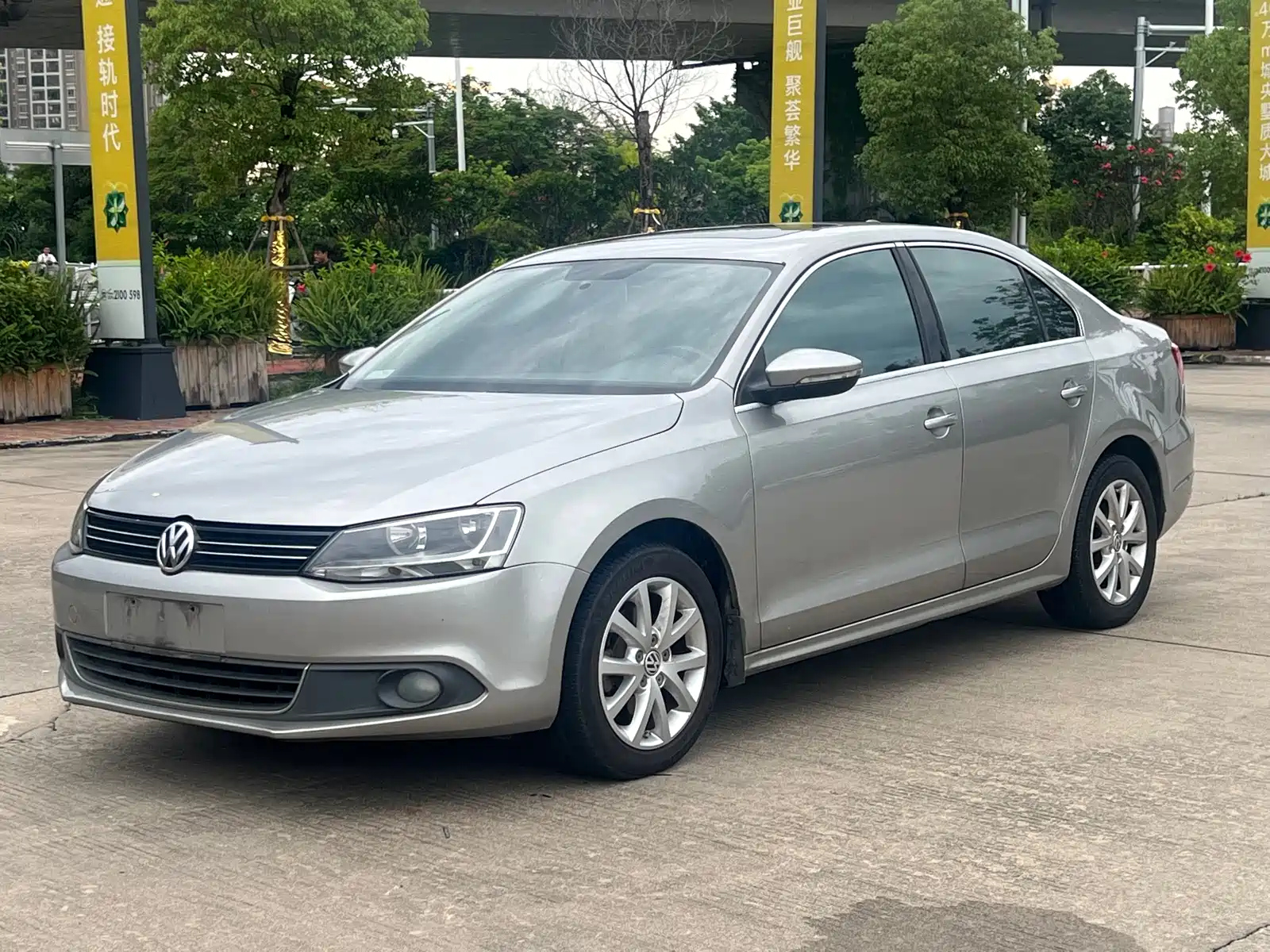 VOLKSWAGEN SAGITAR 2012