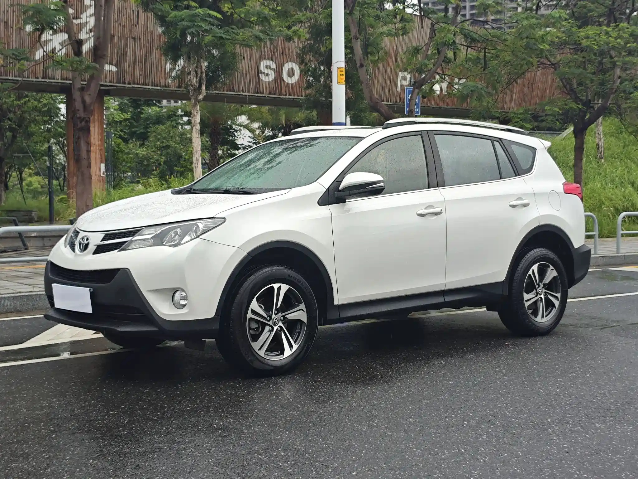 TOYOTA RAV4 RONGFANG 2015