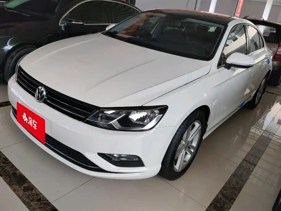 VOLKSWAGEN LAMANDO 2015