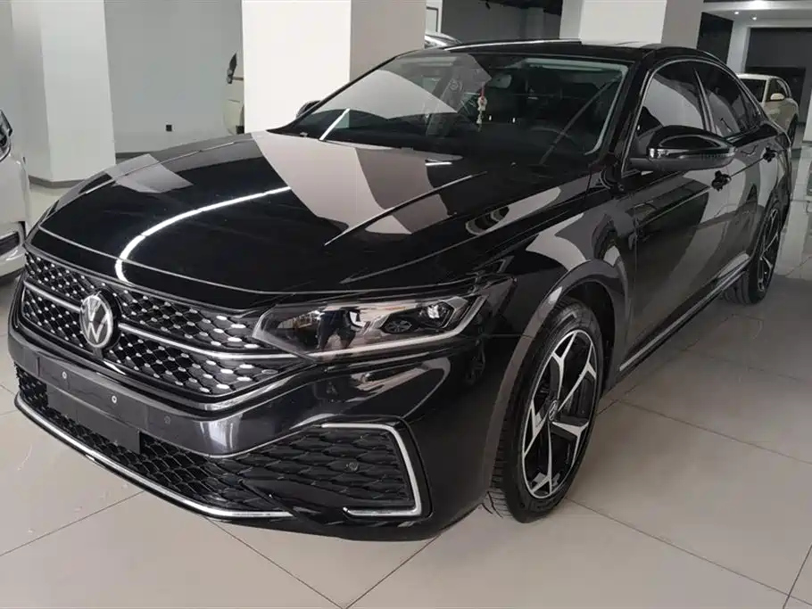 VOLKSWAGEN PASSAT 2024