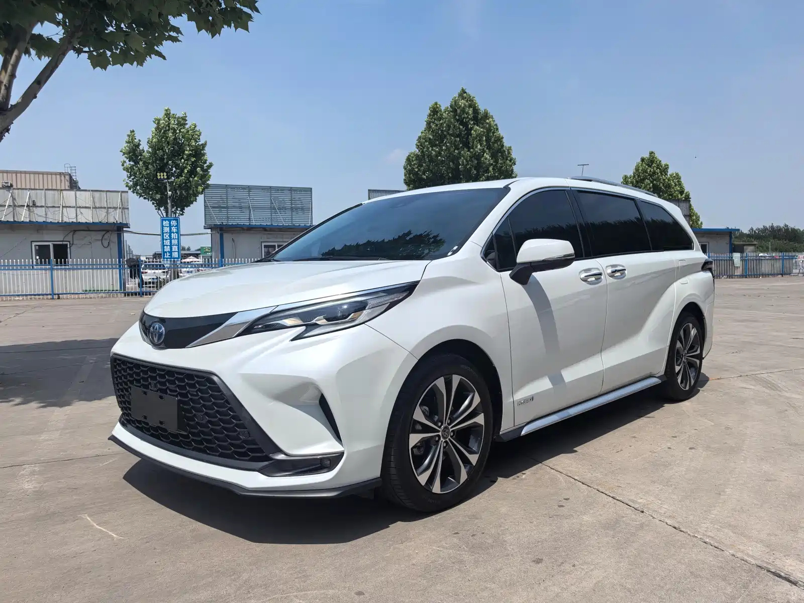 TOYOTA GRANVIA 2023