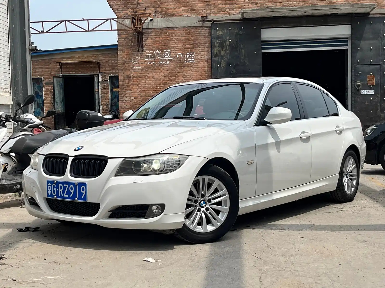 BMW 3-SERIES IMPORT 2011