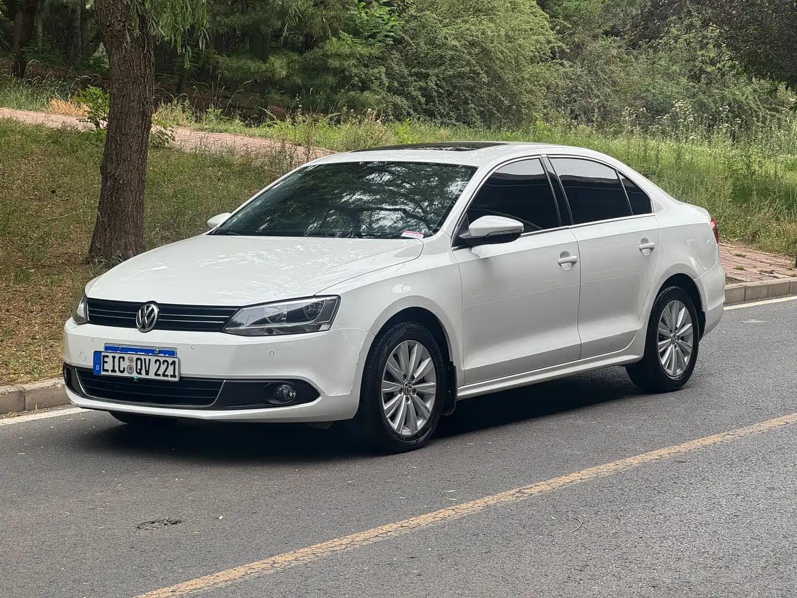 VOLKSWAGEN SAGITAR 2014